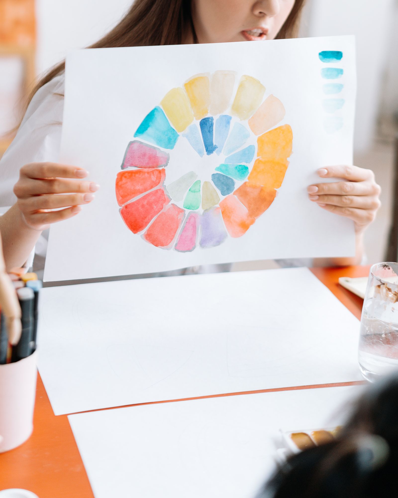 Un cercle d’aquarelle aux couleurs vives